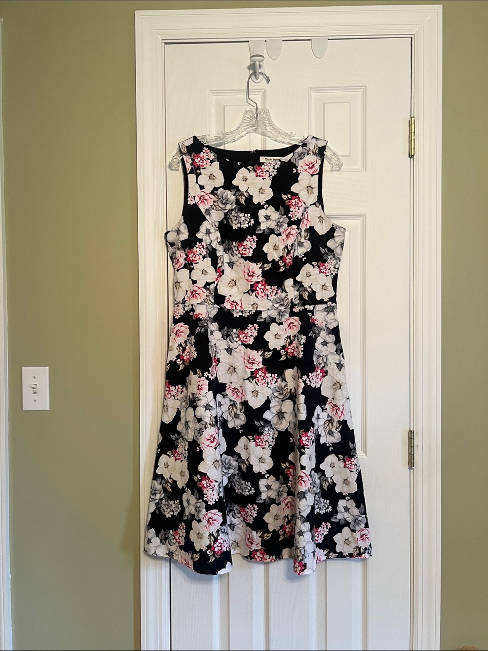 Floral Sleeveless Dress - Black and White - Picture 3 of 7